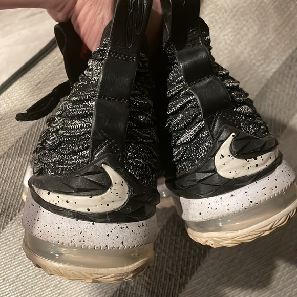 Boys Nike Lebron 15 Oreos - Picture 2 of 3